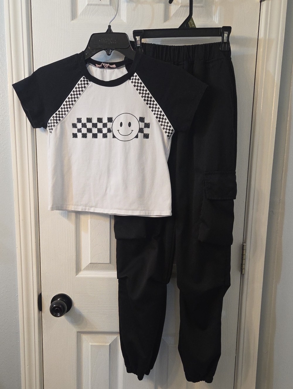 Outfit Cargo Pants And Tee Shirt